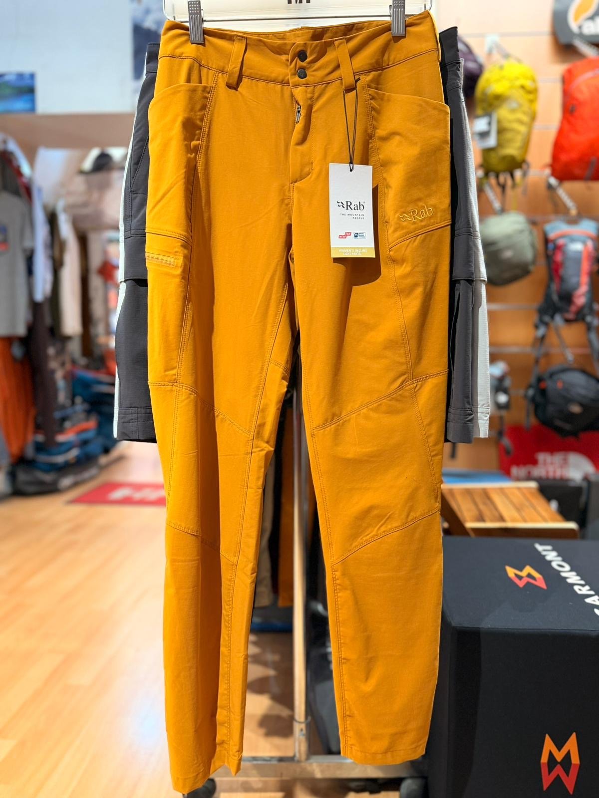 Pantalon Rab Incline Light jaune, vue de face